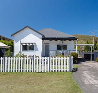 Escape to the Cottage 68 Tomaree Rd boat parking  WIFI - Accommodation Mermaid Beach