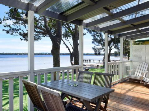 The Waterfront House 4pm Check Out Sundays - Accommodation Mermaid Beach 1