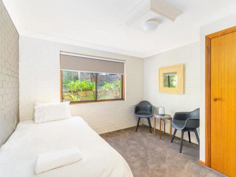 Sandals At The Bay Downstairs 4pm Check Out Sundays - Accommodation Mermaid Beach 3