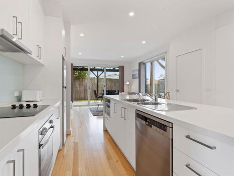 NORMANBY Coastal FREE WIFI & NETFLIX - Accommodation Mermaid Beach 4