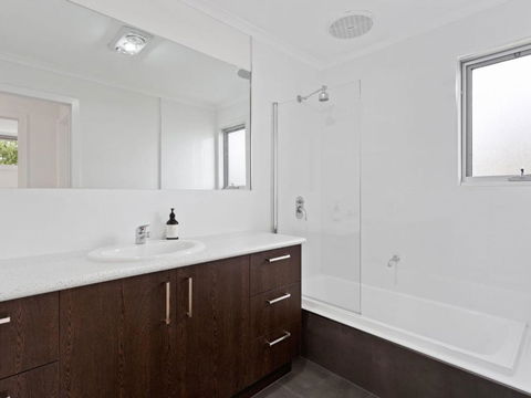 NORMANBY Coastal FREE WIFI & NETFLIX - Accommodation Mermaid Beach 6