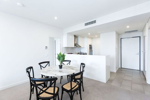 Trendy Self Contained City Apartment - Accommodation Mermaid Beach 4