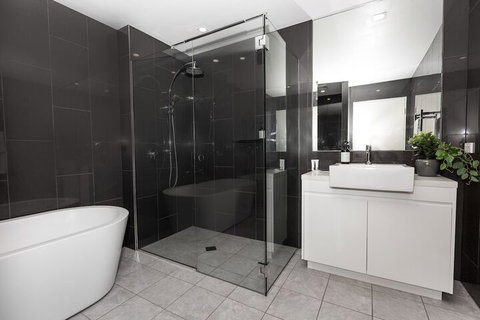Trendy Self Contained City Apartment - Accommodation Mermaid Beach 5