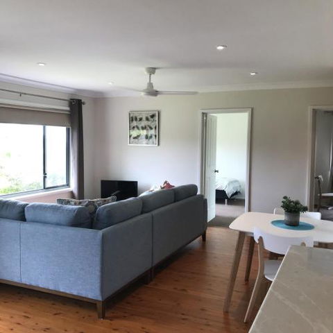 WAVES At MOLLYMOOK - Accommodation Mermaid Beach 2