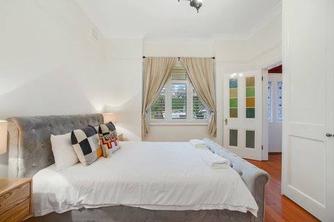 HomeHotel LuxuryHome 500m Crows Nest Shops - Accommodation Mermaid Beach 1