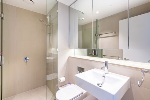 Sabrina, 2BDR Docklands Apartment - Accommodation Mermaid Beach 5