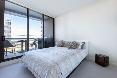 Sabrina, 2BDR Docklands Apartment - Accommodation Mermaid Beach 3