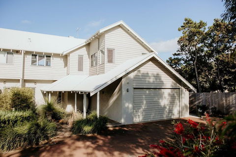 Waterfront - Accommodation Mermaid Beach 1