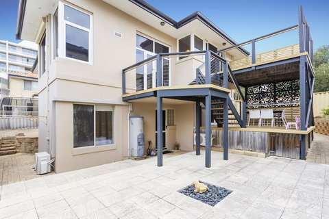 Scarborough Seaview Loft - Accommodation Mermaid Beach 0