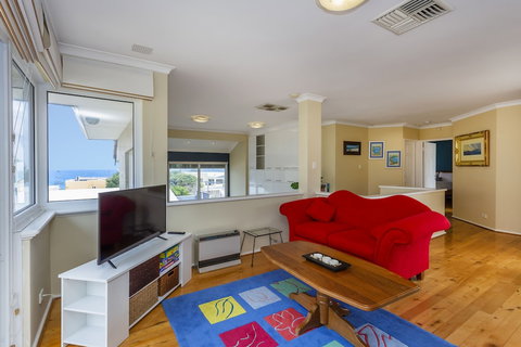 Scarborough Seaview Loft - Accommodation Mermaid Beach 5