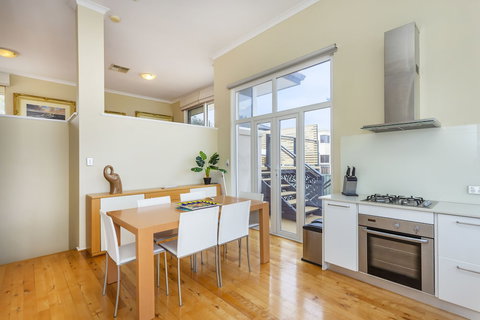 Scarborough Seaview Loft - Accommodation Mermaid Beach 3