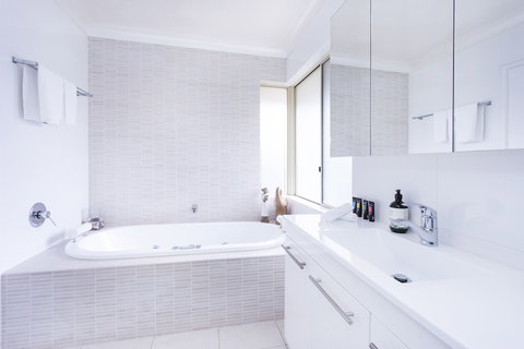 Scarborough Seaview Loft - Accommodation Mermaid Beach 4