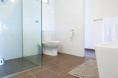 Beach & Bay Holiday House - Accommodation Mermaid Beach 2