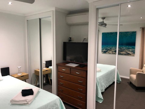 Beach & Bay Holiday House - Accommodation Mermaid Beach 6