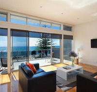 Penguin Waterfront Escape - Accommodation Mermaid Beach