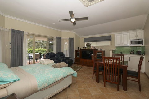 The Good Life B & B - Accommodation Mermaid Beach 4
