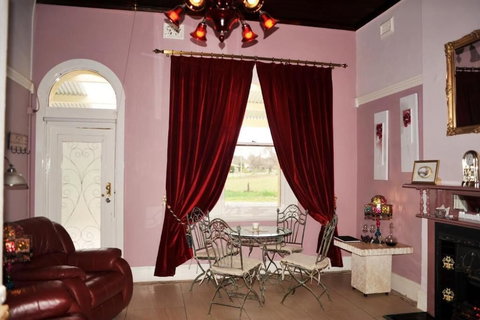 Must Love Dogs B&b - Accommodation Mermaid Beach 4