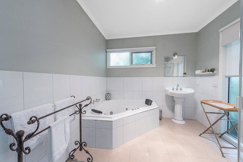 Amelina Cottages - Accommodation Mermaid Beach 2