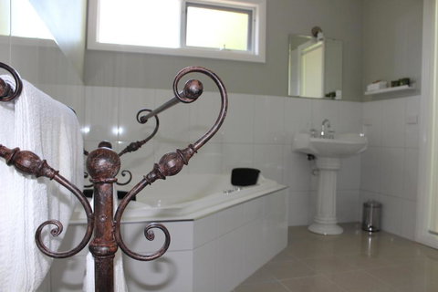 Amelina Cottages - Accommodation Mermaid Beach 3