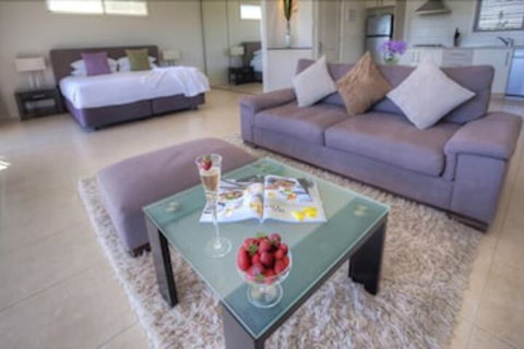 Azjure Studio Retreat - Accommodation Mermaid Beach 4