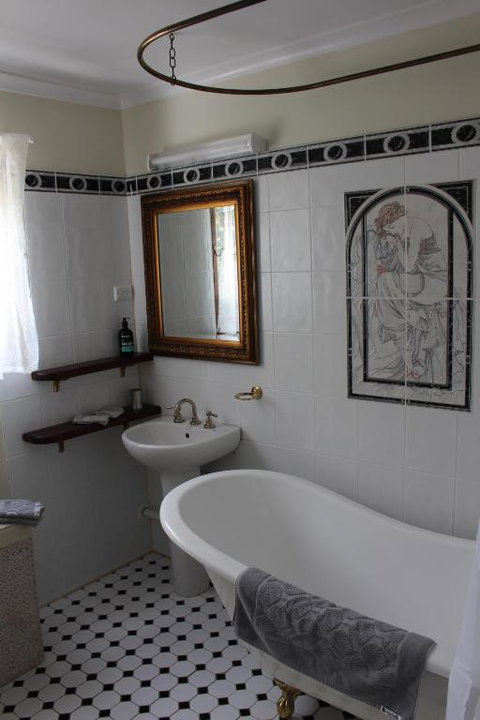 Dancing Waters Cottage - Accommodation Mermaid Beach 2