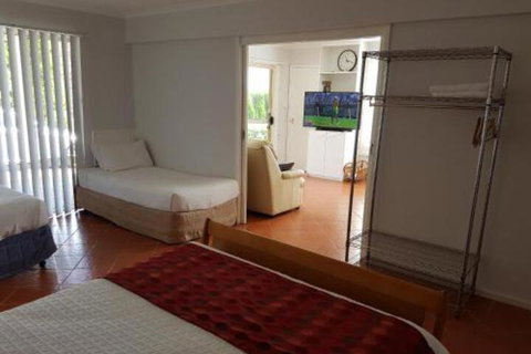 Corlette Poolside Getaway - Accommodation Mermaid Beach 6