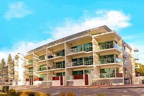 Breeze Beachfront Apartments - Accommodation Mermaid Beach 1