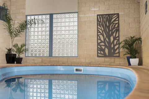 Motel On A'beckett - Accommodation Mermaid Beach 2