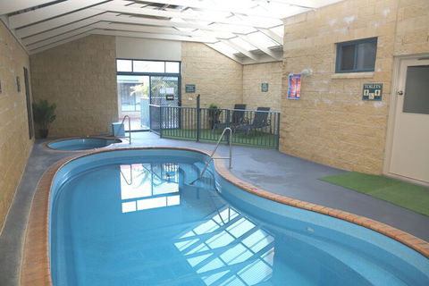 Motel On A'beckett - Accommodation Mermaid Beach 3