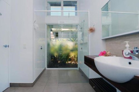 Hove To B & B - Accommodation Mermaid Beach 5