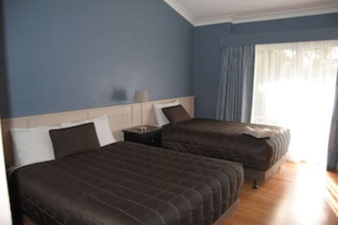 Airlie House Motor Inn - Accommodation Mermaid Beach 0