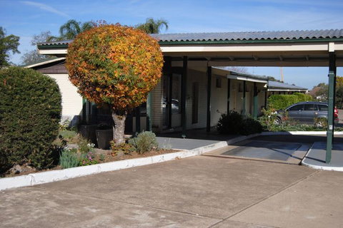 Airlie House Motor Inn - Accommodation Mermaid Beach 1