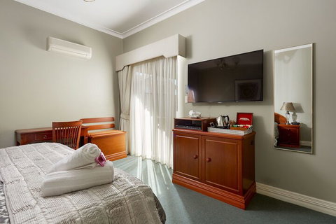 Durham Lodge - Accommodation Mermaid Beach 1