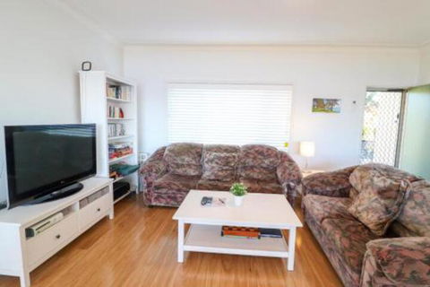 Lakefront Simplicity - Accommodation Mermaid Beach 3