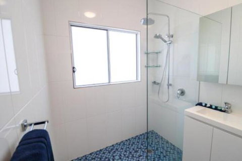 Lakefront Simplicity - Accommodation Mermaid Beach 5