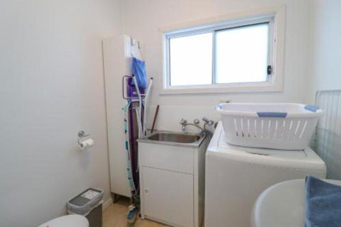 Lakefront Simplicity - Accommodation Mermaid Beach 6