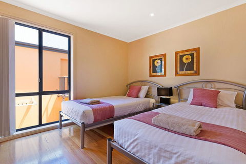 Snug Cove Villas - Accommodation Mermaid Beach 4