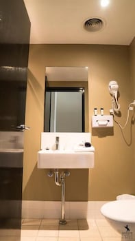 The Windsor Castle Hotel - Accommodation Mermaid Beach 6