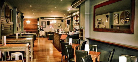 Tin Cat Cafe Restaurant And Gallery - Accommodation Mermaid Beach 2