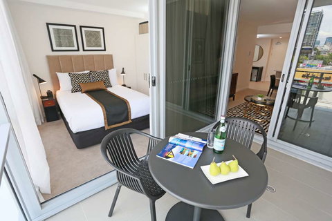 Alex Perry Hotel and Apartments - Accommodation Mermaid Beach 2
