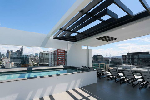 Alex Perry Hotel and Apartments - Accommodation Mermaid Beach 17