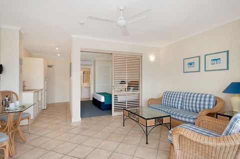 Macrossan House Boutique Holidays Apts - Accommodation Mermaid Beach 2