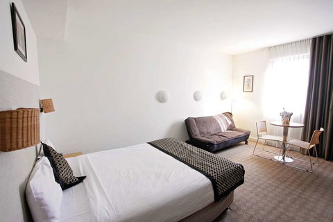 Golden Pebble Hotel - Accommodation Mermaid Beach 3