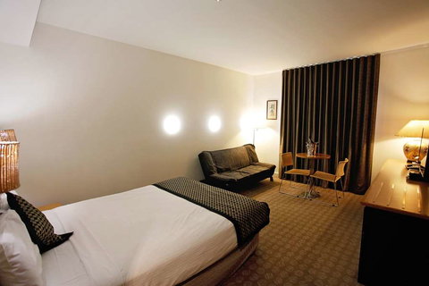 Golden Pebble Hotel - Accommodation Mermaid Beach 4