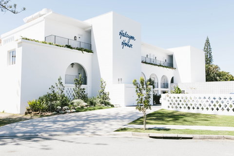 Halcyon House - Accommodation Mermaid Beach 0