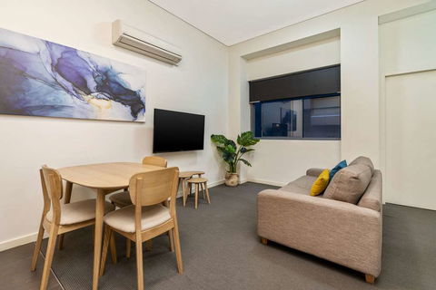 Terminus Apartment Hotel, Ascend Coll - Accommodation Mermaid Beach 2