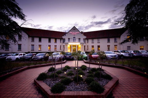 Mercure Canberra - Accommodation Mermaid Beach 23