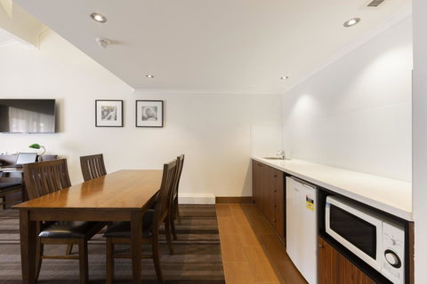 Mercure Canberra - Accommodation Mermaid Beach 17