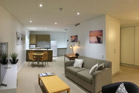 Wallaroo Marina Waterfront Luxe Apartment - Accommodation Mermaid Beach 2