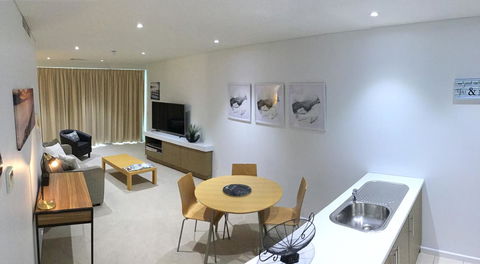 Wallaroo Marina Waterfront Luxe Apartment - Accommodation Mermaid Beach 4